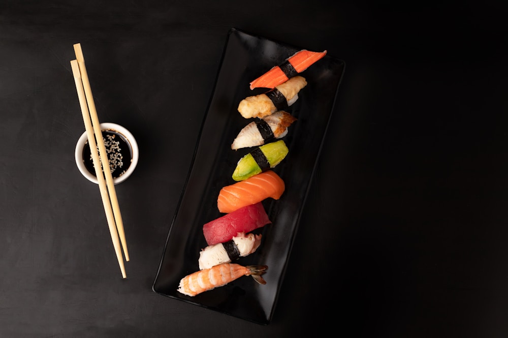 Seleção de sushis em prato